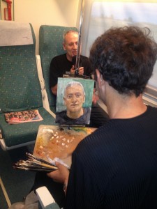 Félix de la Concha haciendo uno de sus retratos en el Tren Negro, pintando y conversando a la vez.