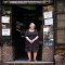 Esa mujer, esa vieja librería
